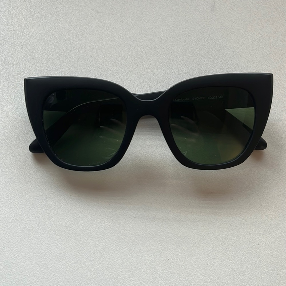 Cat eye sunglasses